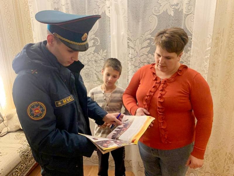 На Зельвенщине РОЧС продолжает профилактическую работу по предупреждению пожаров